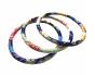 Bracelet jonc artisanal en tissu Wax ou Japonais Tissus Bracelet Melokane : japonais Botan, fleurs multicolores sur fond bleu marine.